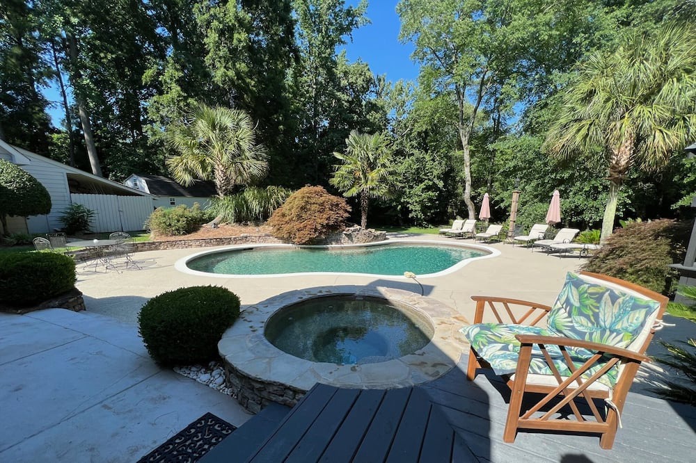 Griffin House | House with Pool, Hot Tub, Outdoor Fireplace with TV, able to sleep 18!