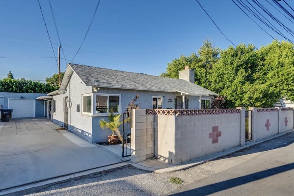 Covina House | No Sharing Full set Spacious house 2 bedroom 1ba TV Garage yard kitchen AC WIFI