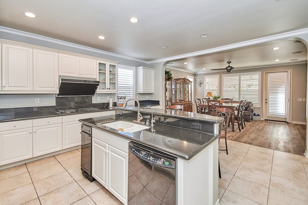Bonita Villa | Koi Pond Oasis Luxurious Mansion King Suites In Gated community