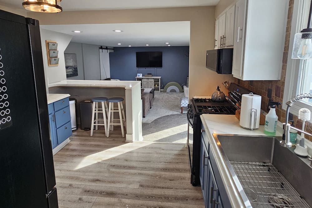 Lancaster House | Clean Whole House With Hot Tub 15 Minutes to Anywhere in Buffalo