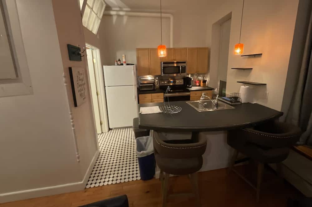 Poughkeepsie Apartment | Downtown Loft. In Poughkeepsie. Walking distance to Civic Center. Pet friendly