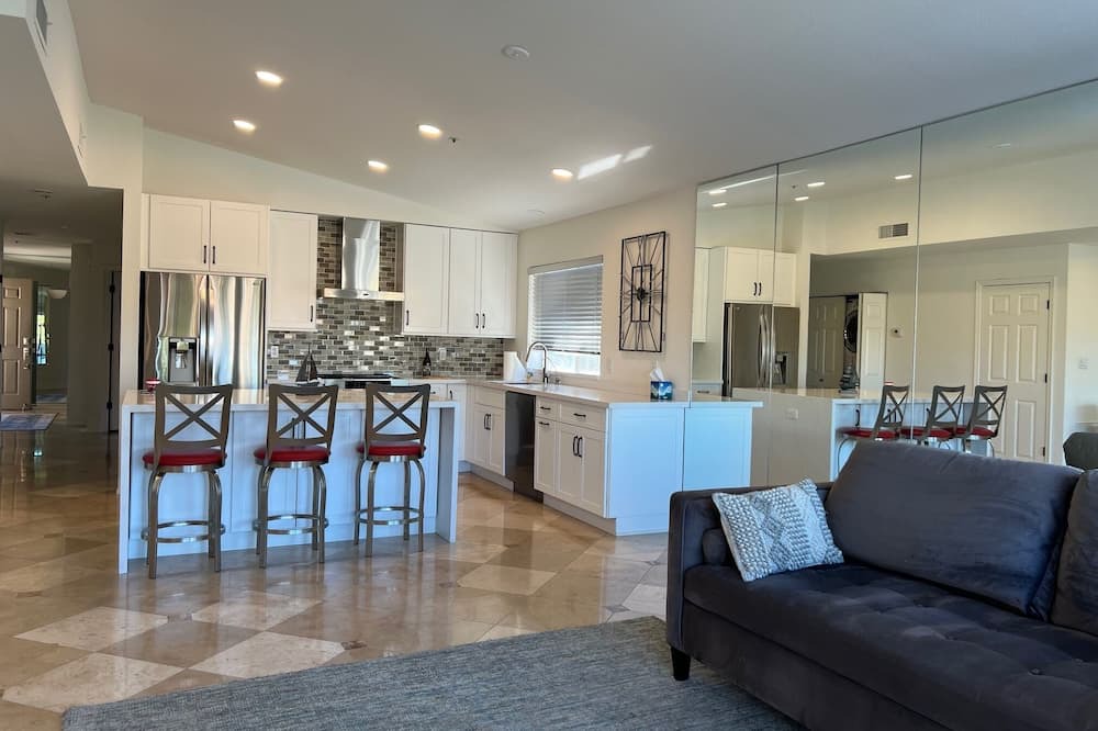Monterey Point Condo | Lakeside 2-bedroom condo with WiFi, pool and fitness room in lovely Scottsdale