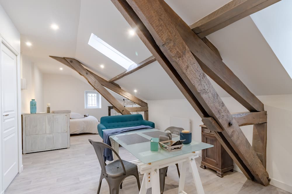 Perigueux Apartment | Studio Apartment 'Appartement Bleu' with Wi-Fi