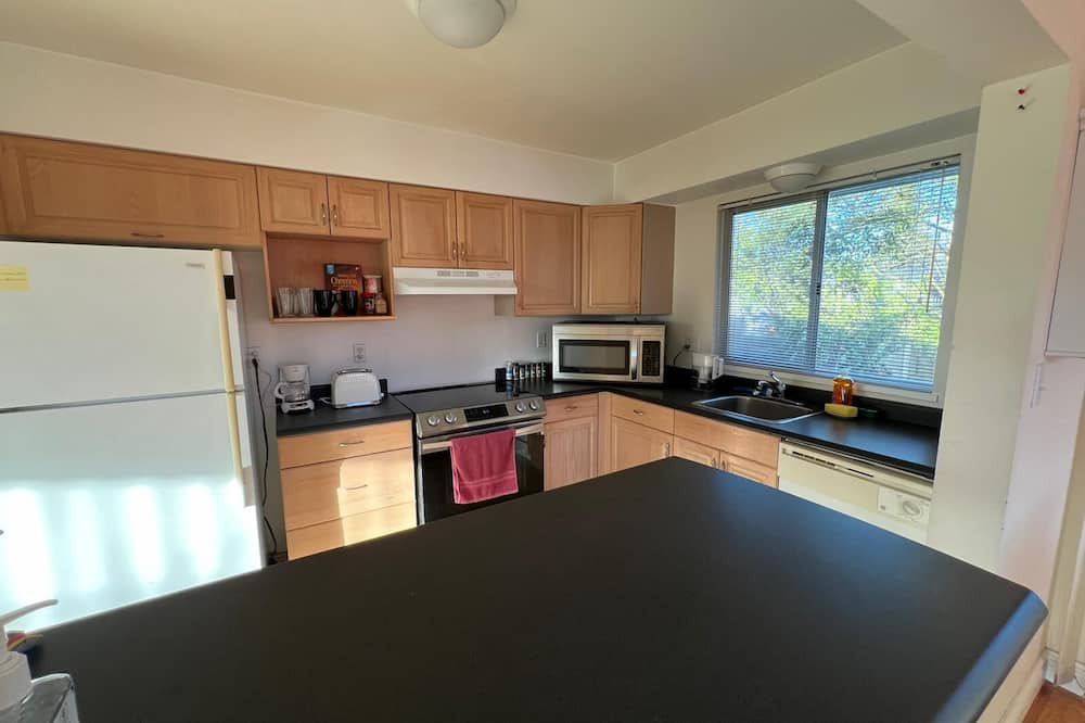 Delta House | Cheap Cozy Large Well Furnished Bedroom Available
