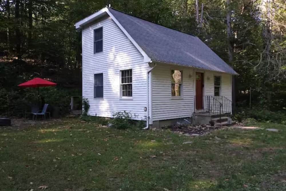 Newtown Cottage | Charming Private and Serene cottage close to I-84 and shopping