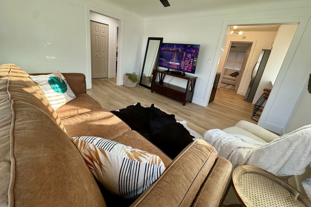 St. Petersburg - Clearwater House | Hampton Hideaway in Saint Pete with WiFi, smart TVs, firepit, & free parking!