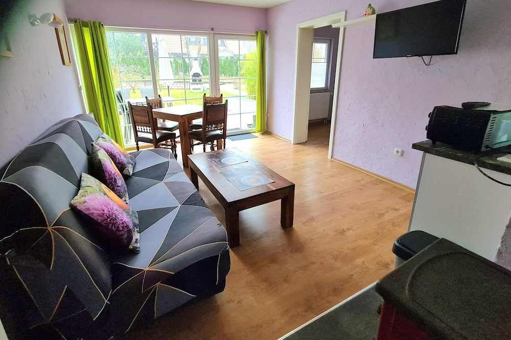 Joachimsthal Apartment | Apartment 'Bungalow Grün 2 Schlafzimmer' with Private Terrace, Shared Garden and Wi-Fi