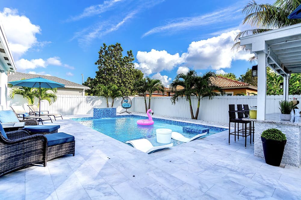 Homestead House | Modern house/sleeps 8/heated pool/lux backyard/Everglades/Keys
