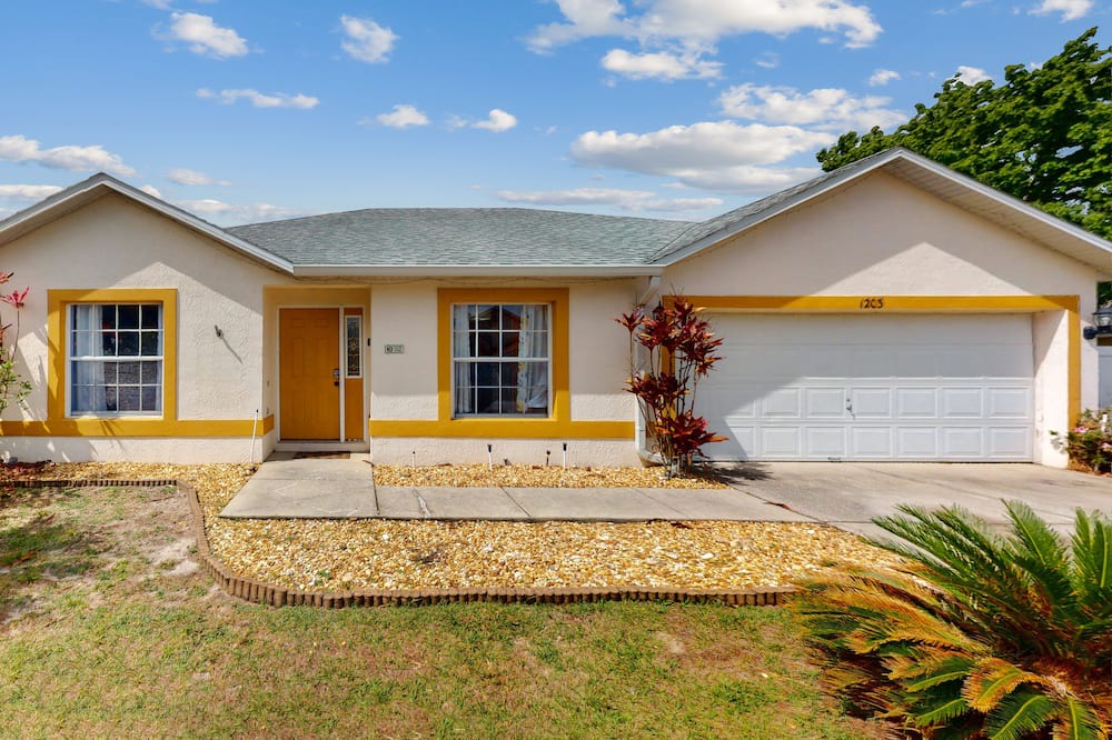 Thousand Oaks House | Sunny dog-friendly home with private pool, pool spa, lanai, & BBQ