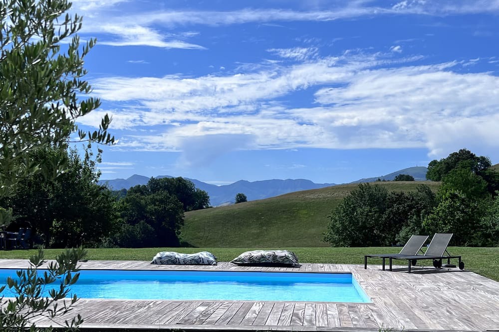 Caro Apartment | Apartment 'Maison Biscaya Appt 2 À 4 Pers' with Mountain View, Shared Pool and Wi-Fi
