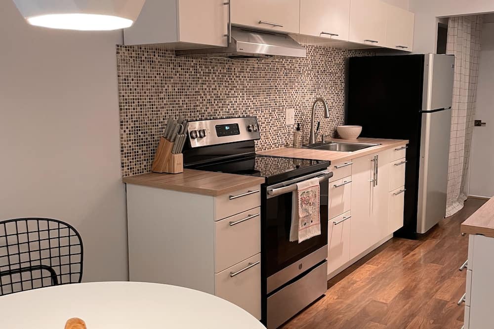 Hosford-Abernethy Apartment | 17Wood - close to Division st.