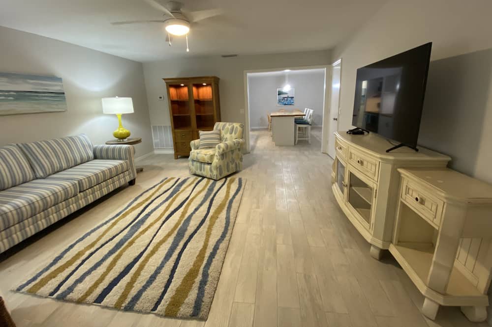 Rock Ridge Apartment | Spacious 2BR/2BA 5 min to beach with yard and garage