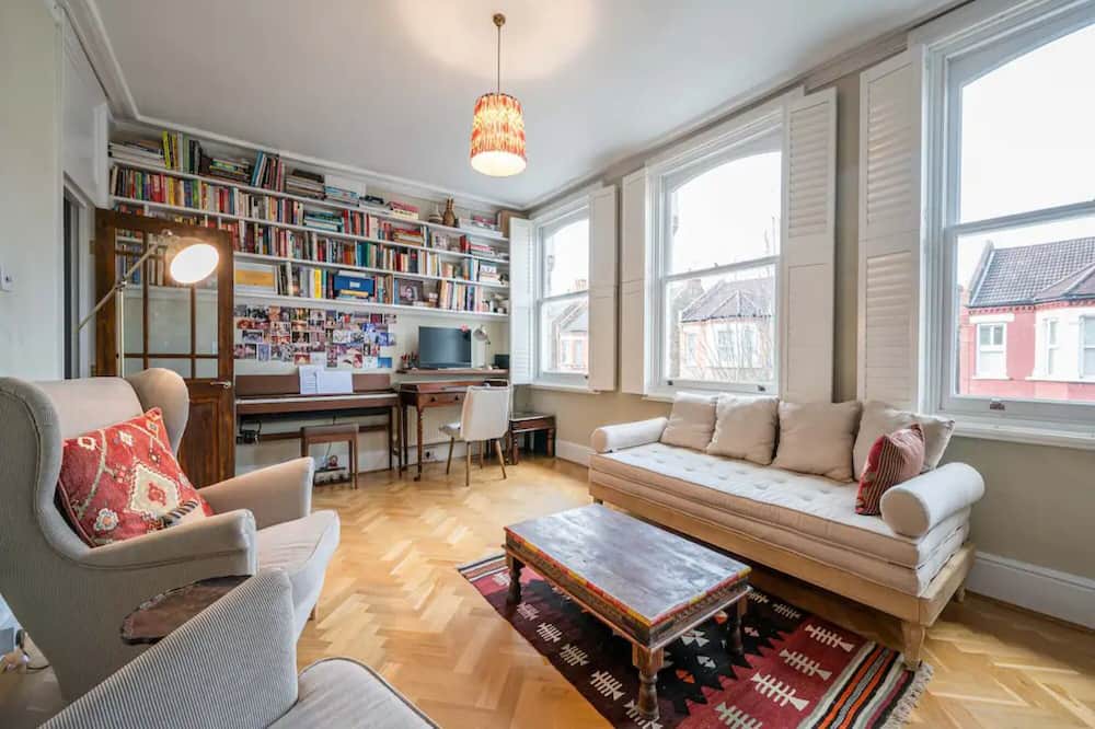 Penge Apartment | Pass the Keys | Stylish London Flat near Station - Victoria 20 min