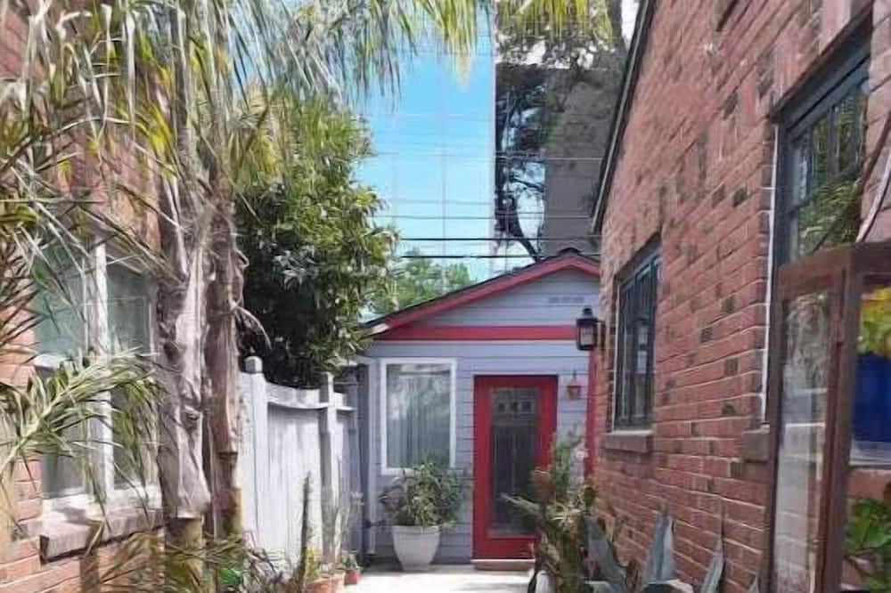 North Oak Park House | Adorable Med Cntr/Oak Park studio 6 min to UCDavis