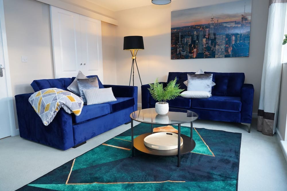 Peterborough House | Spacious 4 Bedroom House in Molyneux Square with a garden and free Wi-fi.