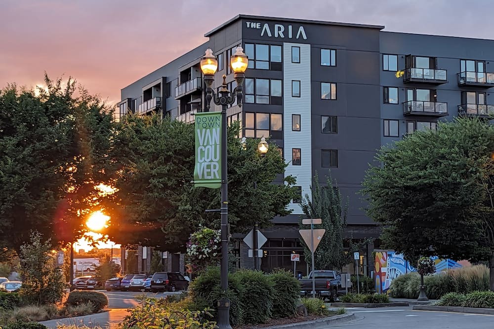 Downtown Vancouver Apartment | Work, play, and sip at waterfront 201 Aria.