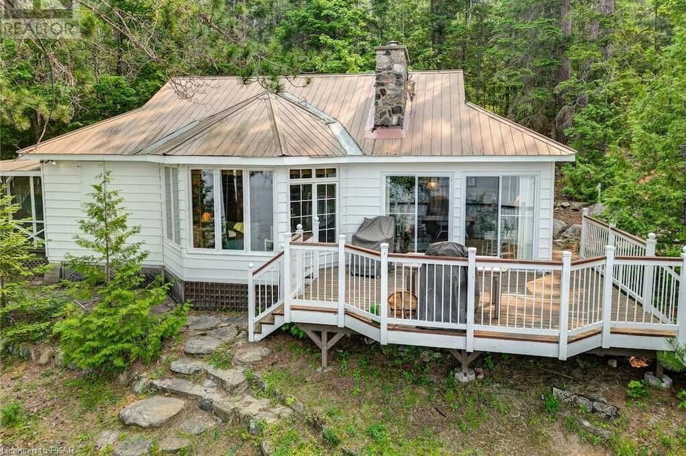 Lake St. Peter Cottage | Waterfront Cottage with two cabins