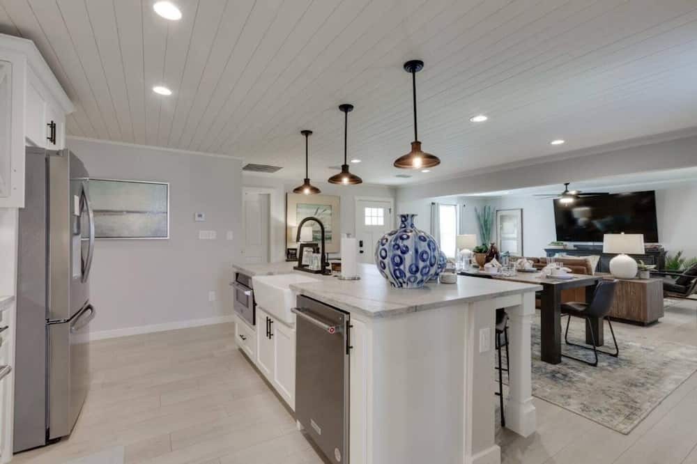 Pilot Point House | Liberty House in Pilot Point -- A cozy vibe & 10 minutes from Ray Roberts Lake.