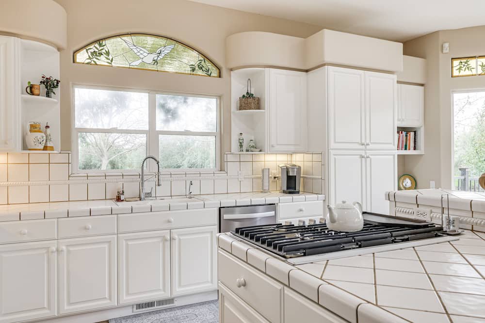 Byron House | Beautiful Home w/Hot Tub on Byron Olive Farm