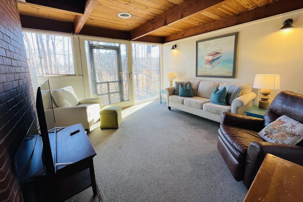 Clemmons Cottage | Escape to our cozy cottages nestled in Tanglewood Park's peaceful woods