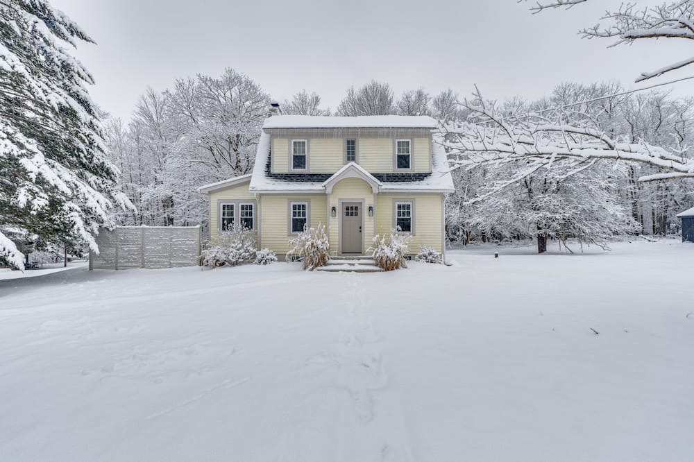 Livingston Manor House | Serene Livingston Manor Retreat w/ Private Hot Tub