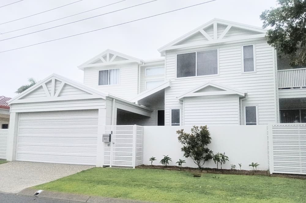 Burleigh Waters House | New Burleigh home with pool 5 night midweek stay rates dropped!