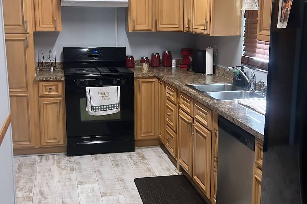 Lake Alfred House | Charming 2-bedroom house with WiFi and AC in welcoming Lake Alfred.