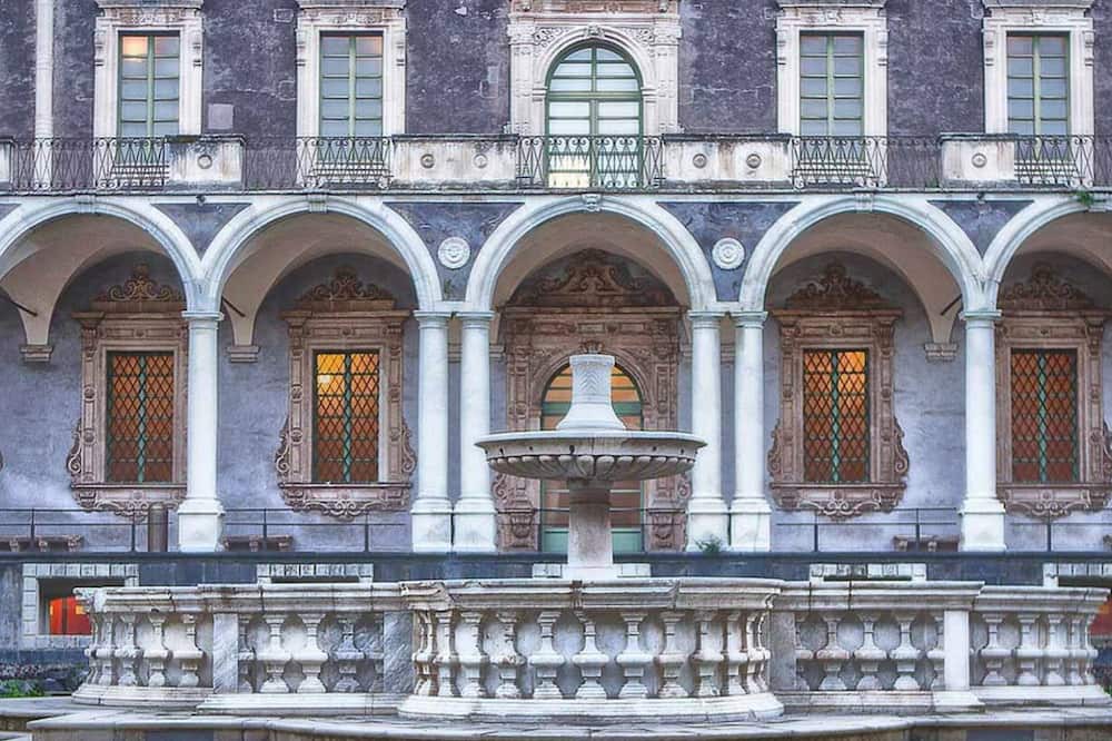 Old Town House | Homerez - House 3 km away from the beach for 6 ppl. with shared pool at Catania