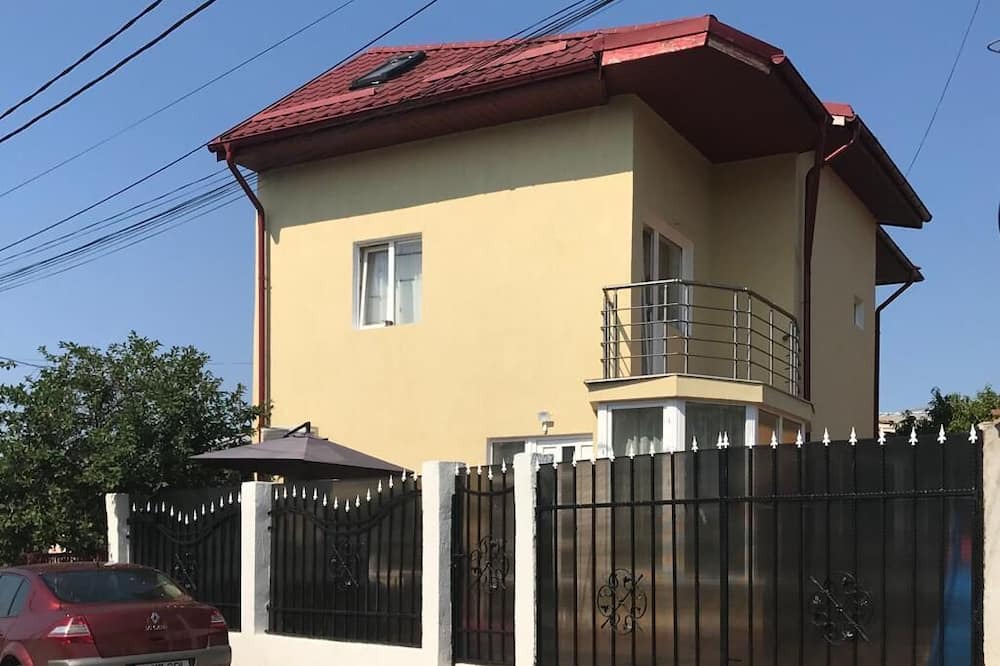 Sector 2 House | Beautiful 2 Bed Yellow House in Bucharest