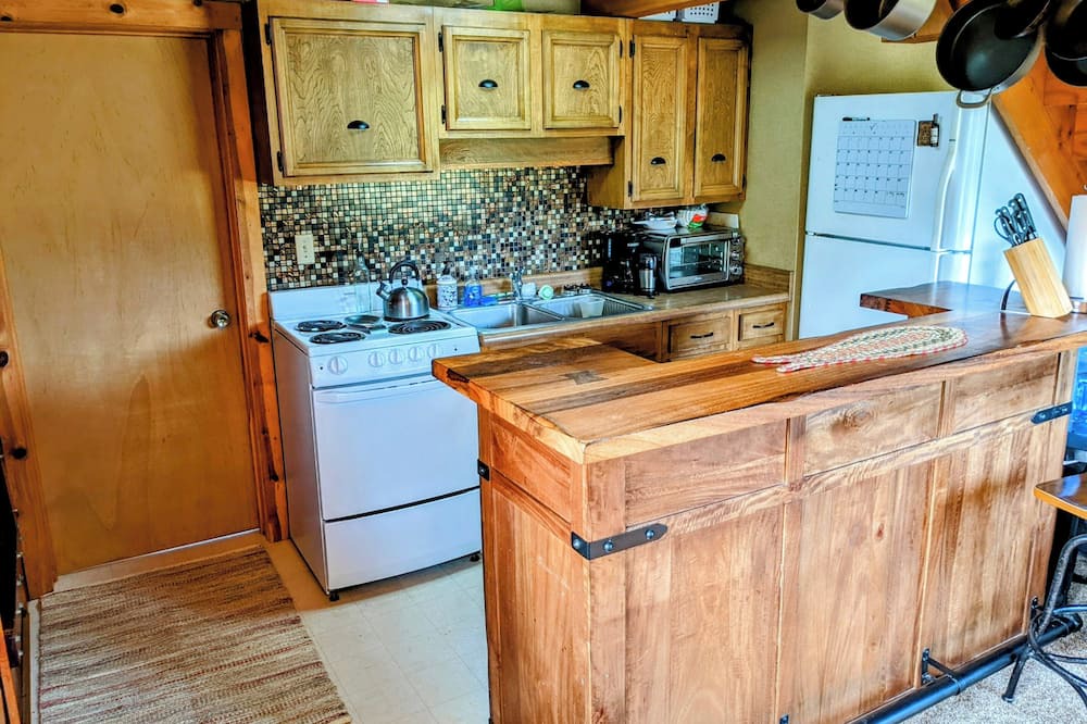 Meadow Lakes Cabin | Classic Alaskan Log Cabin on Lake, Sleeps 5 - 7