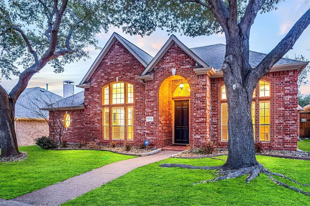 Garland House | Cozy 4-Bdrm Retreat w/ BBQ and Firepit - Ideal for Lrg Grps and Outdoor Living