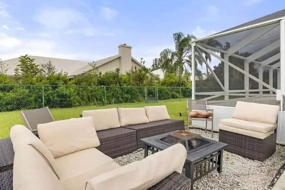 Wellington House | Massive 6 bedroom with pool!