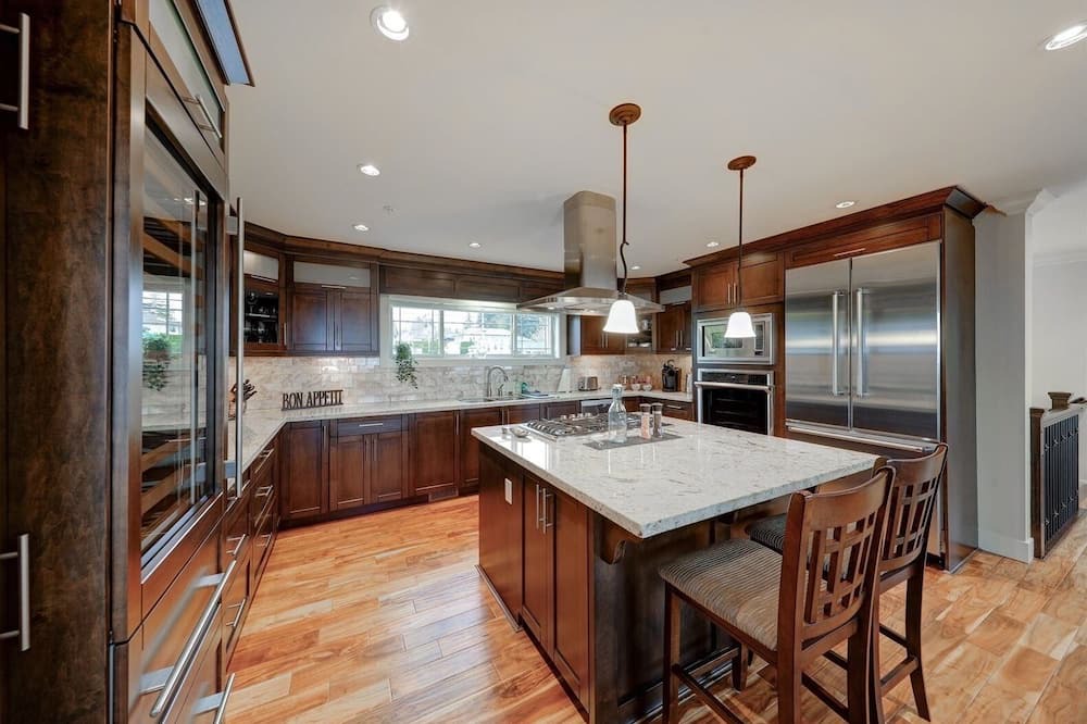 White Rock House | Spacious 6-bedroom house in delightful White Rock with fitness room, WiFi