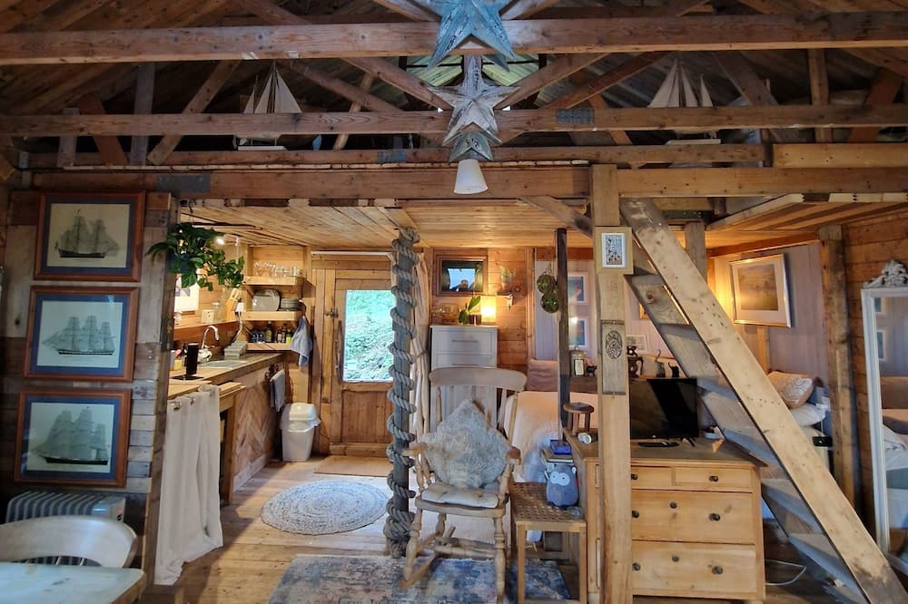 Penrhyn Bay Cabin | Hills above and sea below - The Crow's Nest 🐦‍⬛