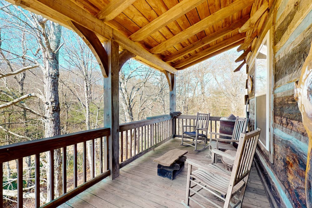 Vesta Cabin | Appalachian-style log cabin with amazing Dan River views - dog-friendly