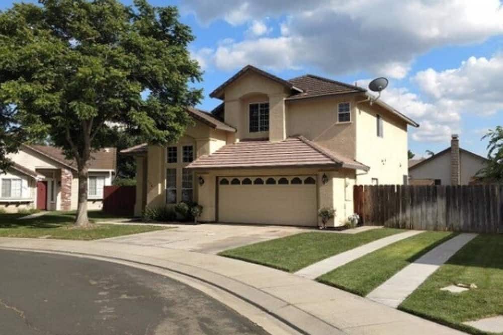 Lathrop House | 1994 Built Large House 3/3/3 Garage Parking Kitchen Laundry WiFI TV AC Culdesac