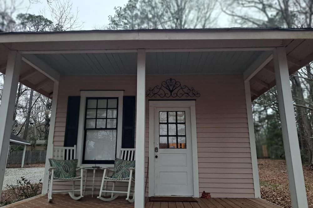 Hamilton Cottage | Aunt Stella's Cottage in downtown Hamilton just 10 miles from Callaway Gardens