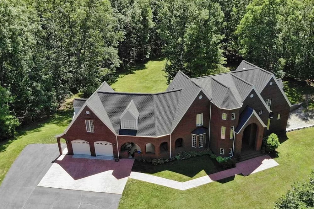 Blacksburg House | This house is a 4 bedroom(s), 4.5 bathrooms, located in Blacksburg, VA.
