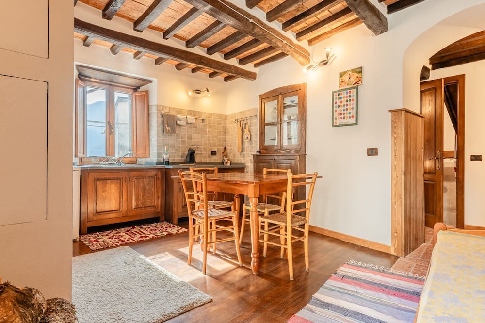 Trassilico House | Holiday Home 'Dimora La Rocca' with Views of "Monte Forato" in the Alpi Apuane