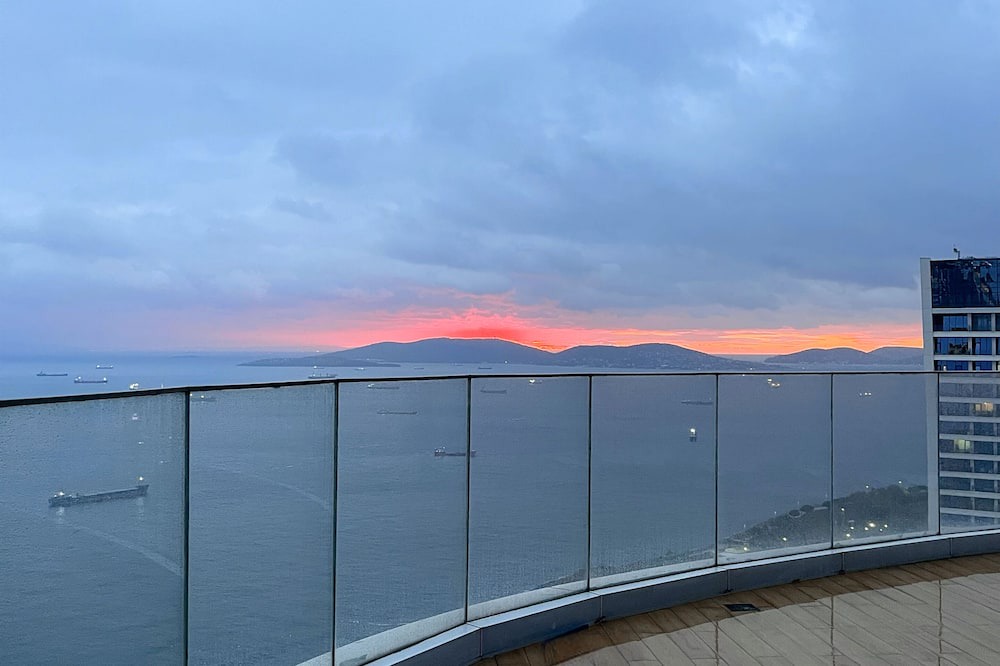 Kartal Condo | Spacious condo with skyline view