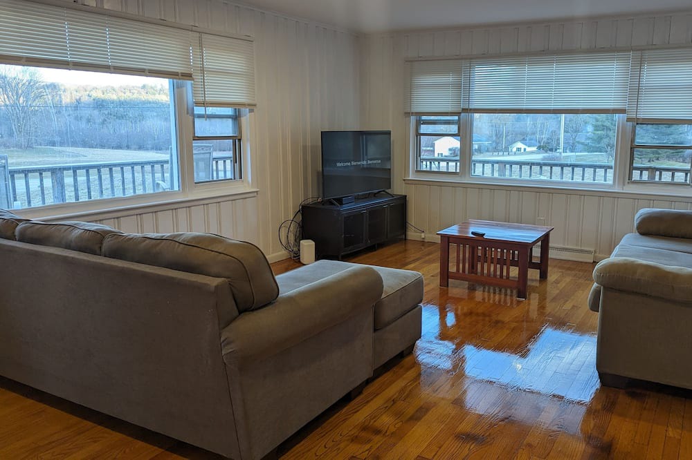 East Haven  Rutland County House | Huge four bedroom ranch with new Hot springs, hot tub 20 minutes to killington