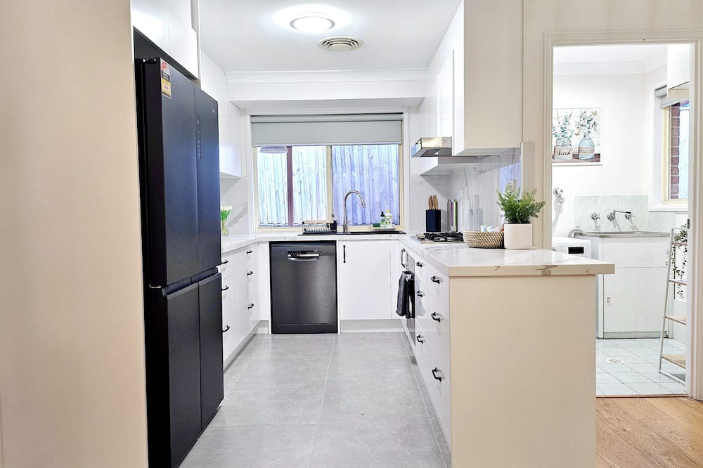 Ryde Villa | Cosy 3BR House with Garden, 7 mins drive to Macquarie Centre, 5 stars on AirB&B