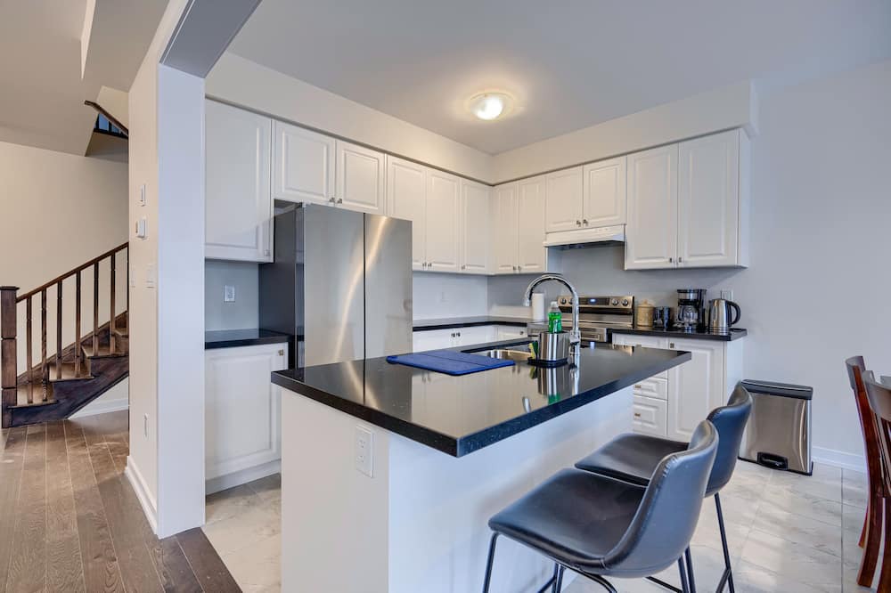 Cambridge House | A king and 3 Queen beds in 4 bedrooms, good sleep for 8
