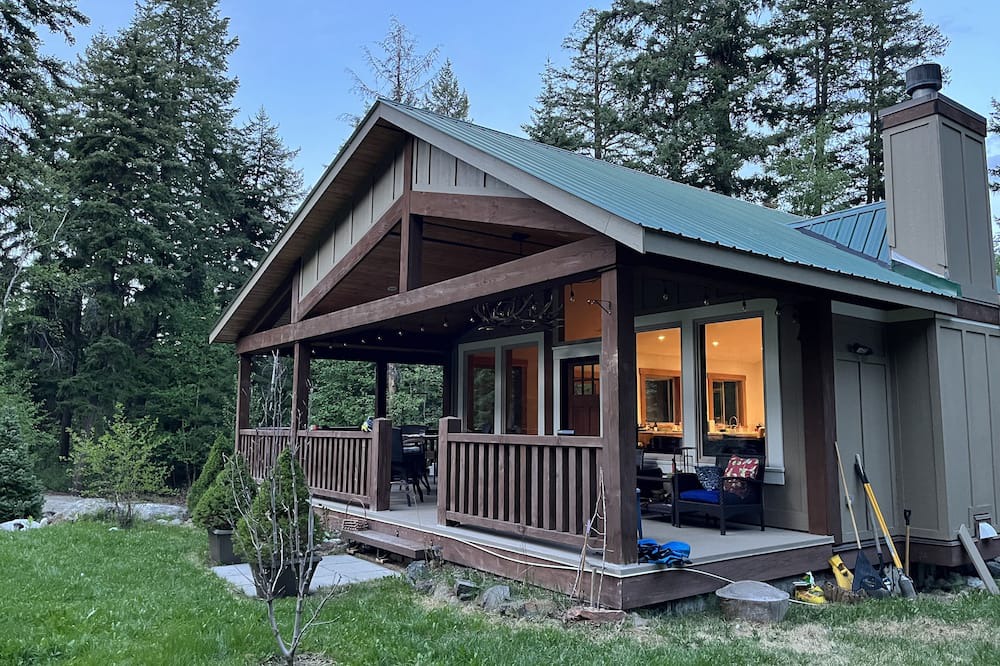 Squamish-Lillooet Regional District Cabin | Cozy mountain cabin retreat steps to trails and beautiful Gun Lake.