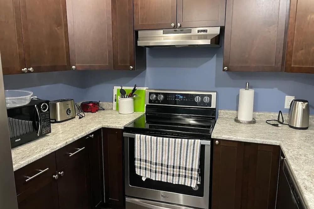 Regina House | 4 Bedroom Spacious House In Regina! Close to downtown & Mosaic Stadium.