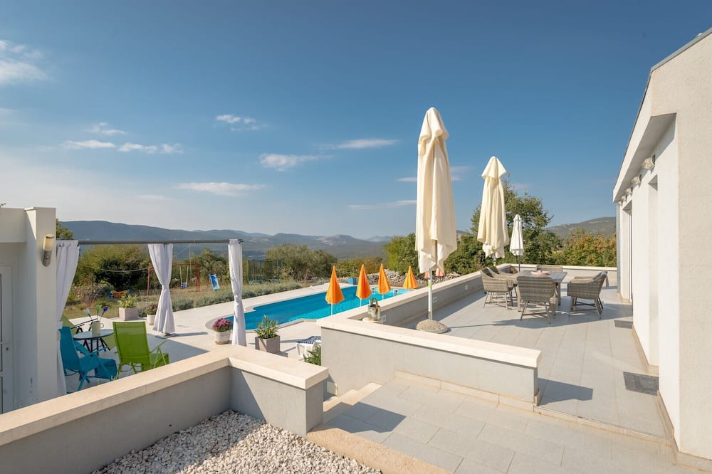 Lecevica Villa | Rustic Villa Florice with a pool