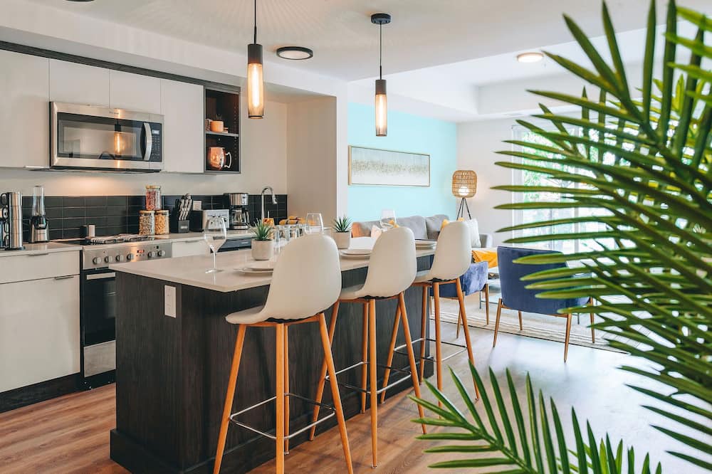 Rutland Apartment | The Waikiki Retreat | King-bed + 11 minutes from downtown! | Pet-friendly!