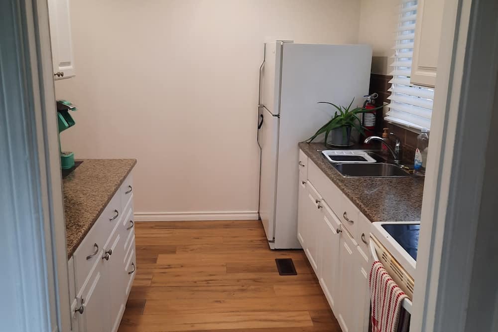 Lakeview House | Whole place near highway 401