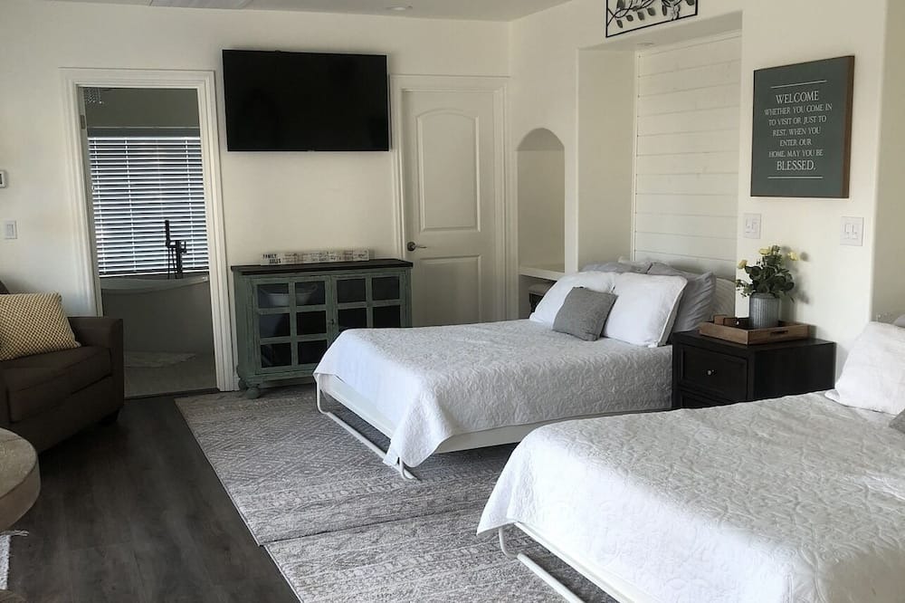 Kingsburg Apartment | Cozy and comfy country guest house
