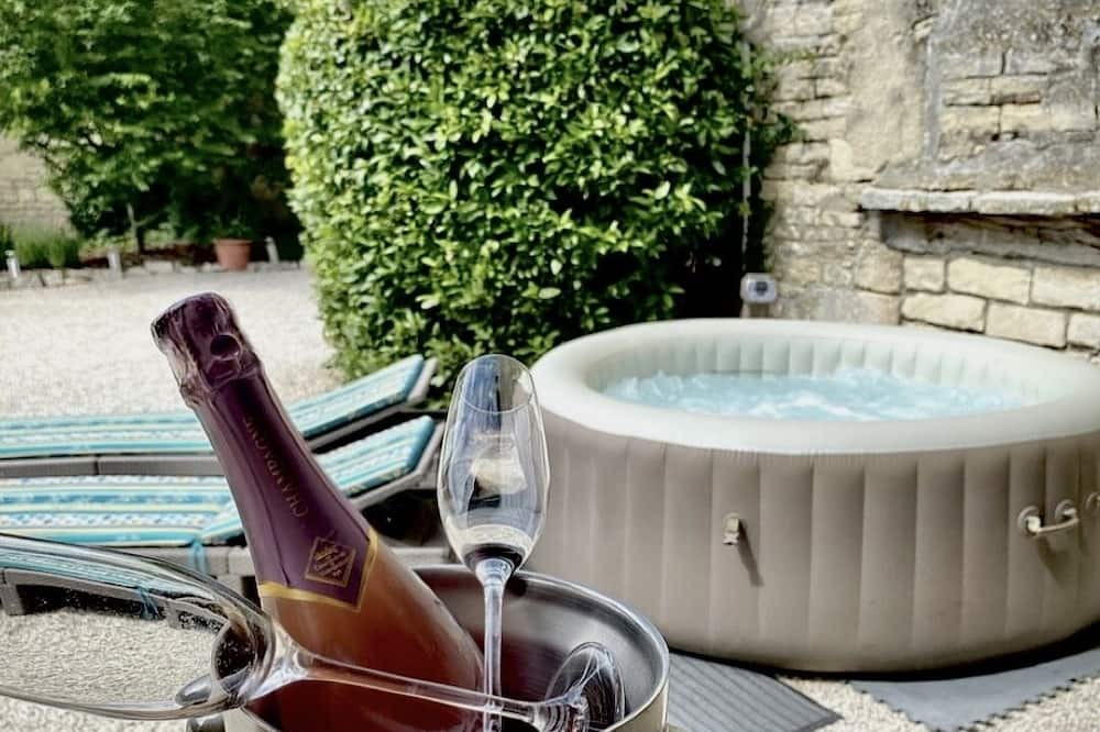 Tusson Bed & Breakfast | Maison Dix has two elegant, charming guests rooms in Tusson.